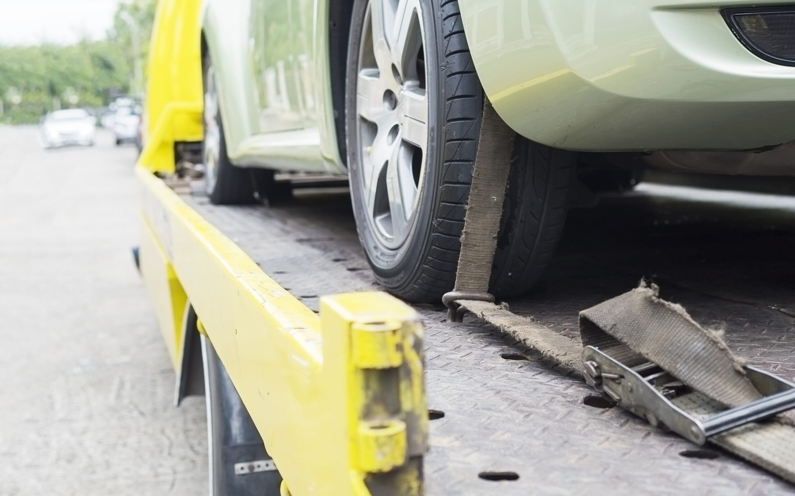 panne-de-camion-transporteur-pendant-le-travail-utilisant-un-transporteur-a-ceinture-verrouillee-autre-voiture-verte car transporter breakdown lorry during working using locked belt transport other green car for repairing at car center in a bangkok city thailand